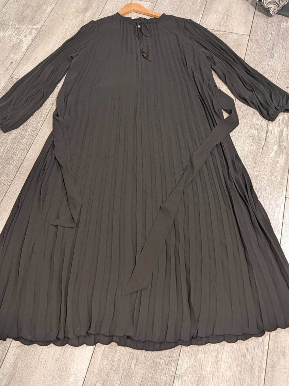 Zara Pleated Maxi Dress Black Belted Beaded Tie Neck Blouson Sleeve M Minimalist - Picture 9 of 16